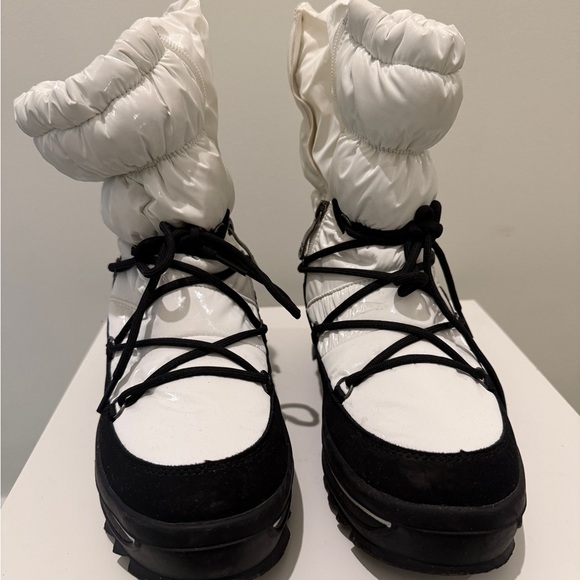 Pajar Women's White and Black Winter Boots - Picture 1 of 6